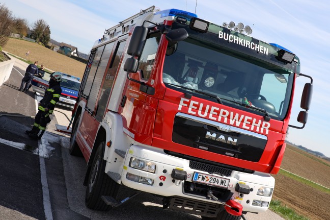 Brand im Motorraum eines PKW in Buchkirchen rasch gelöscht
