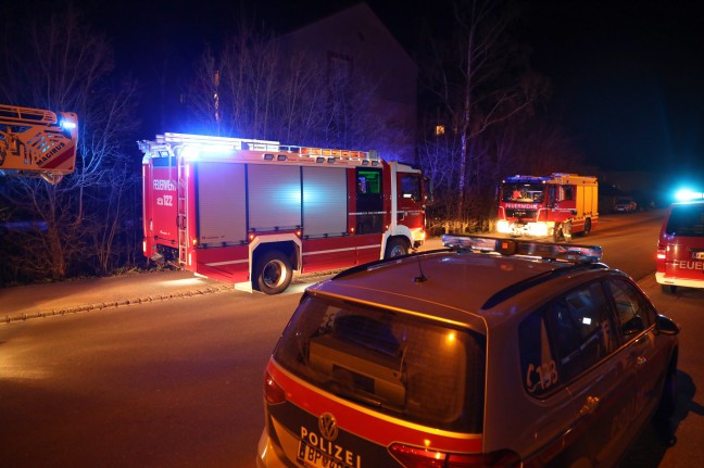 Feuerwehr bei Brandverdacht durch Pelletofen in einer Wohnung in Wels-Vogelweide im Einsatz