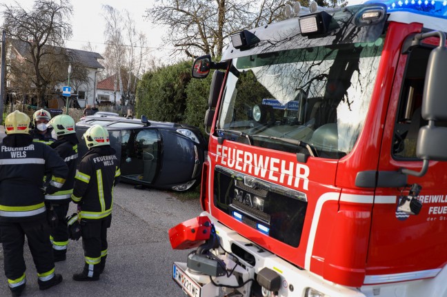 PKW in Seitenlage: Einsatzkräfte zu Menschenrettung nach Verkehrsunfall in Wels-Waidhausen alarmiert
