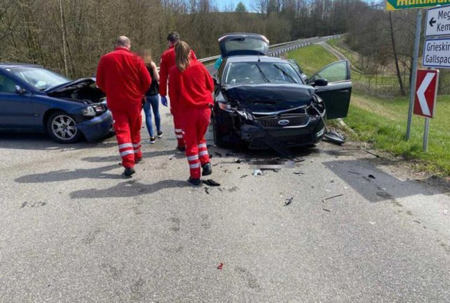 Vier Verletzte bei Kreuzungskollision in Kematen am Innbach