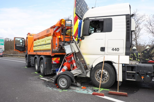 Schwerer Verkehrsunfall: LKW kracht auf Pyhrnautobahn bei Sattledt in Absicherungsfahrzeug