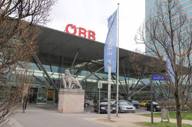 Großeinsatz der Polizei nach Bombendrohung in einer Railjet-Doppelgarnitur am Hauptbahnhof in Linz