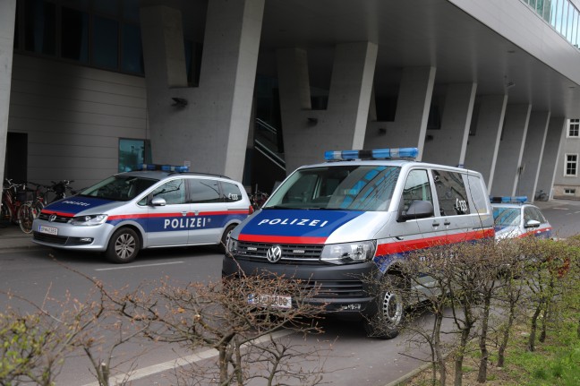 Großeinsatz der Polizei nach Bombendrohung in einer Railjet-Doppelgarnitur am Hauptbahnhof in Linz