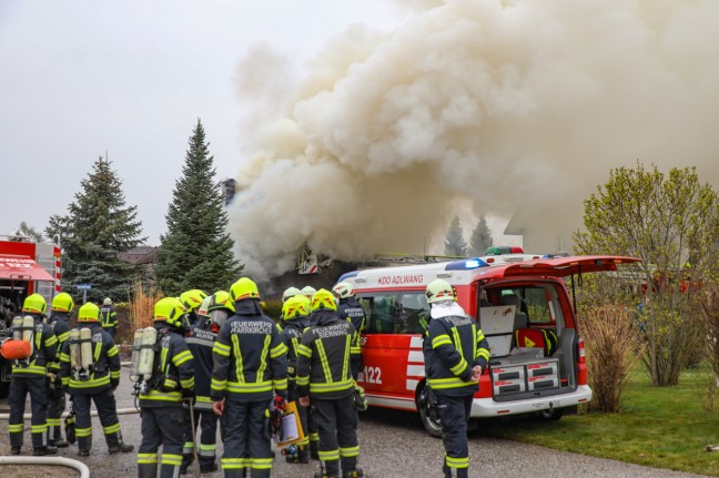 Acht Feuerwehren bei Vollbrand eines Wohnhauses in Bad Hall im Einsatz