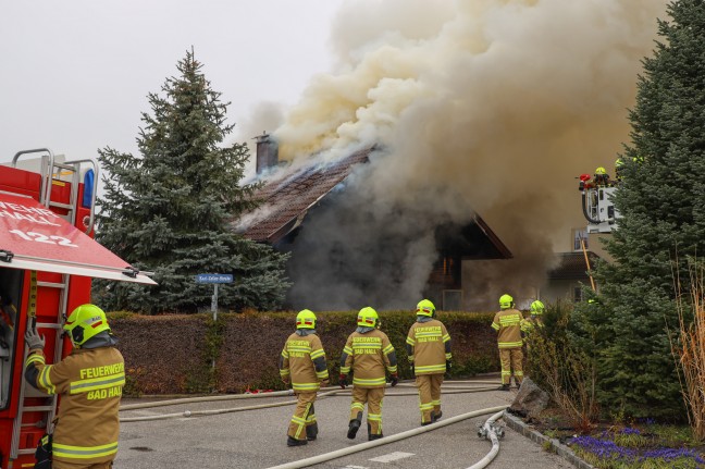 Acht Feuerwehren bei Vollbrand eines Wohnhauses in Bad Hall im Einsatz
