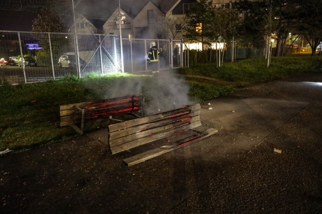 Einsatz bei einem Brand zweier Parkbänke auf einem Spielplatz in Wels-Neustadt
