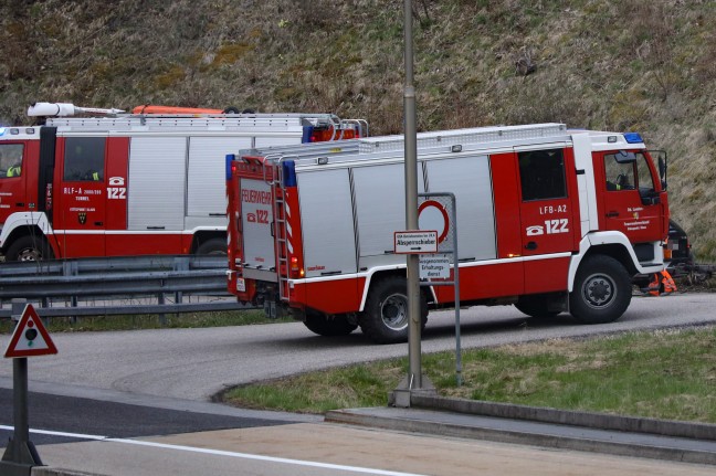 Einsatz auf Pyhrnautobahn in Micheldorf in Oberösterreich nach Reifenplatzer bei Löschfahrzeug