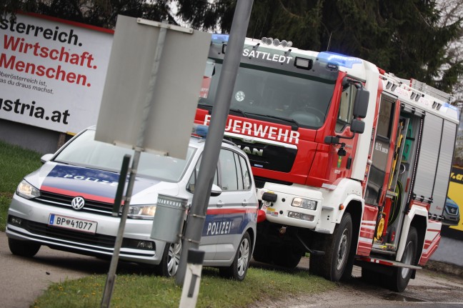 Feuerwehr im Einsatz: Ziegelfertigteilwand auf Voralpenstraße in Sattledt verloren