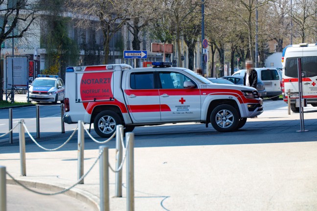 Notarzt, Rettung und Feuerwehr nach Vorfall am Welser Hauptbahnhof im Einsatz