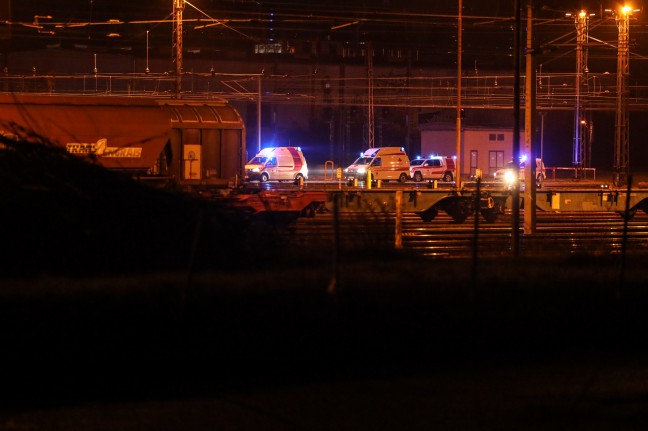 Arbeiter bei Verschubarbeiten in Wels von Güterwaggon überrollt und schwer verletzt