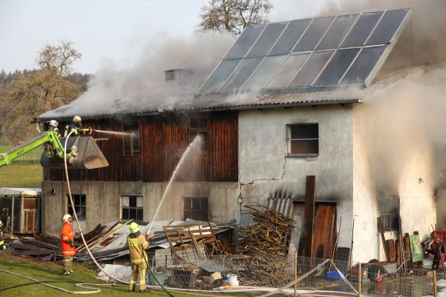 Brand eines Stall- und Garagengebäudes in Geboltskirchen sorgt für größeren Einsatz der Feuerwehr