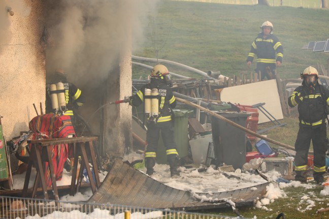 Brand eines Stall- und Garagengebäudes in Geboltskirchen sorgt für größeren Einsatz der Feuerwehr