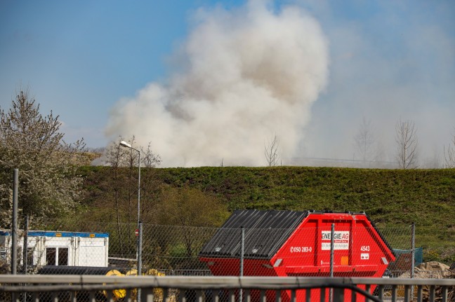 Brand von Abfall bei Entsorgungsunternehmen in Wels-Schafwiesen sorgt für Einsatz der Feuerwehr