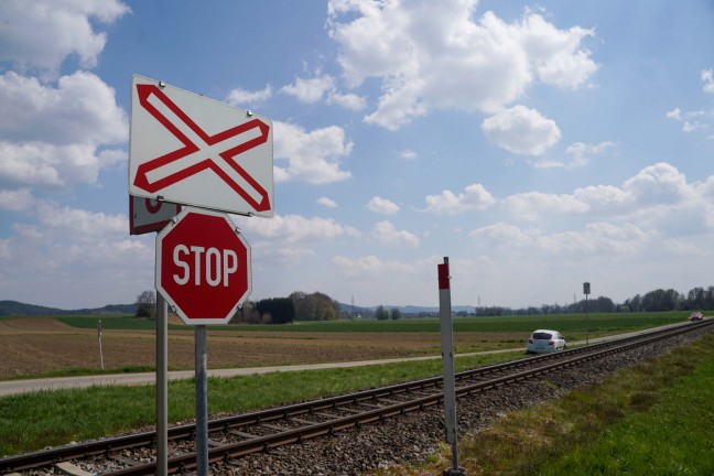 Lenker blieb bei Helpfau-Uttendorf mit Auto auf Gleisen der Mattigtalbahn stecken und schlief ein