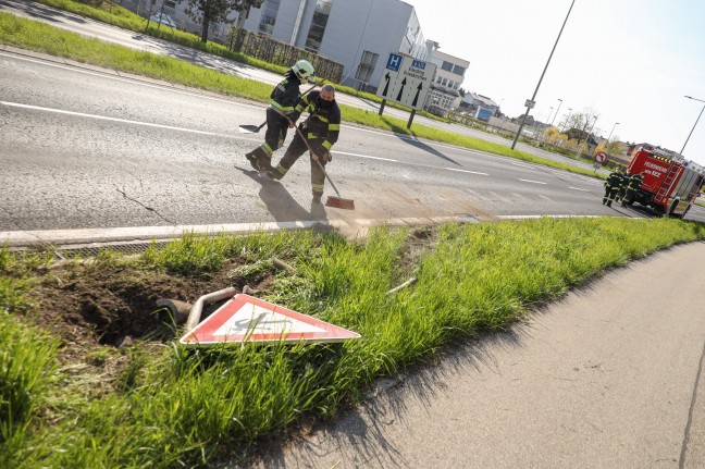Aufräumarbeiten durch Feuerwehr nach Verkehrsunfall auf Innviertler Straße in Wels-Neustadt