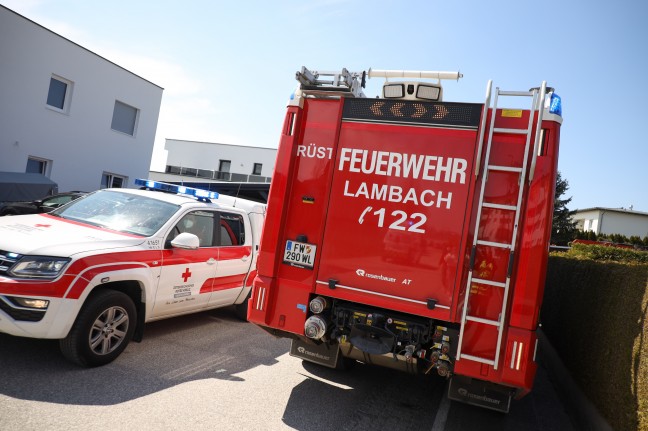 Feuerwehr, Notarzt und Rettungsdienst bei Personenrettung von Balkon in Lambach im Einsatz