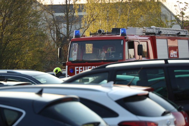Feuerwehr bei PKW-Brand auf Parkplatz eines Unternehmens in Gunskirchen im Einsatz