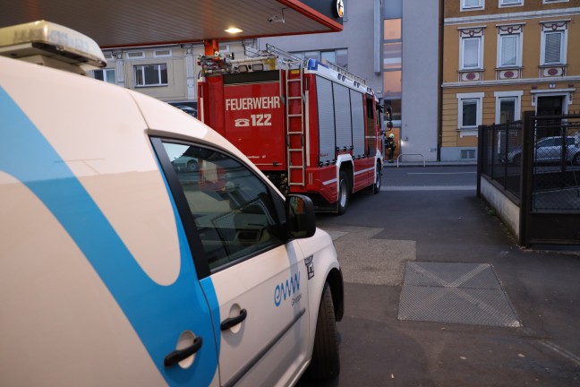 Einsatz durch seltsamen Geruch in einem Wohn- und Geschftsgebude in Wels-Neustadt