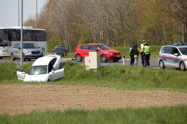 Auto bei spektakulärem Verkehrsunfall in Enns über Kreisverkehr gesprungen