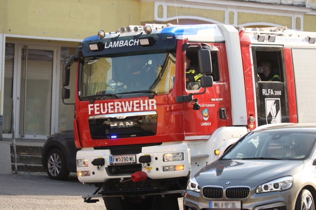 Betonschotter und Ölspur: Doppelter Einsatz für die Feuerwehr auf der "Stiftskreuzung" in Lambach