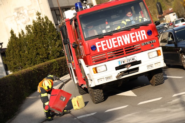 Betonschotter und Ölspur: Doppelter Einsatz für die Feuerwehr auf der "Stiftskreuzung" in Lambach
