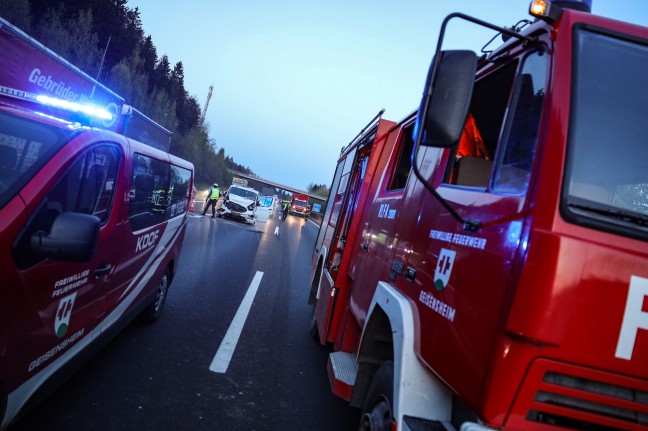 Feuerwehr bei Aufräumarbeiten nach Verkehrsunfall auf Innkreisautobahn im Einsatz