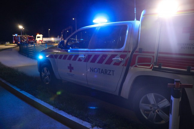 Ein Schwerverletzter: Auto bei schwerem Verkehrsunfall in Gschwandt in Auffangbecken überschlagen