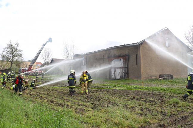 Sieben Feuerwehren bei Brand eines alten Stadls in Eferding im Einsatz