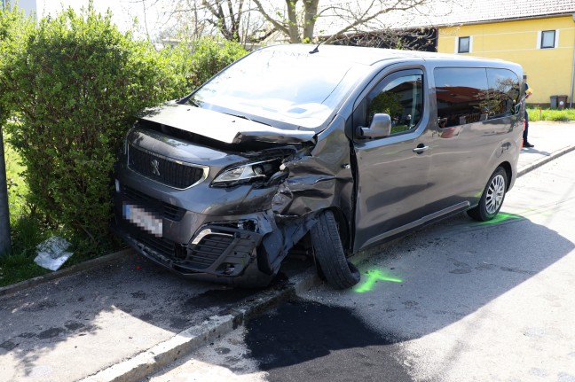 Fünf teils Schwerverletzte bei Crash zwischen drei Fahrzeugen in Pichl bei Wels