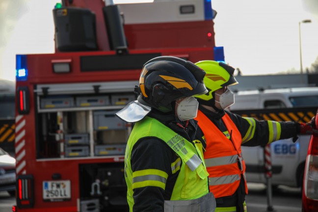 Kollision zwischen PKW und Straenbahn in Pasching fordert einen Verletzten