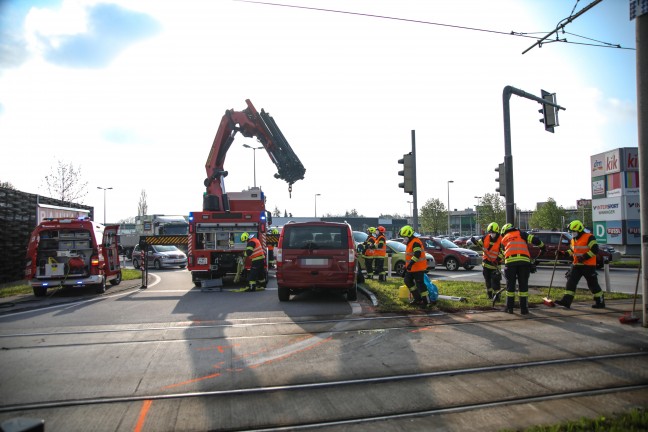 Kollision zwischen PKW und Straßenbahn in Pasching fordert einen Verletzten