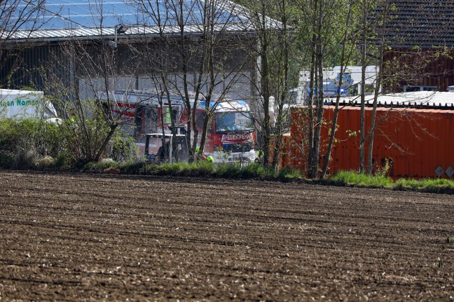 Brand bei Unternehmen in Niederneukirchen sorgt für Einsatz der Feuerwehr