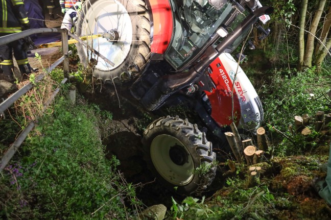 Bergung eines verunfallten Traktors aus einem Bachbett in Sipbachzell