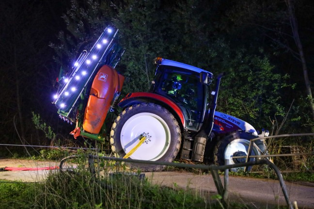 Bergung eines verunfallten Traktors aus einem Bachbett in Sipbachzell