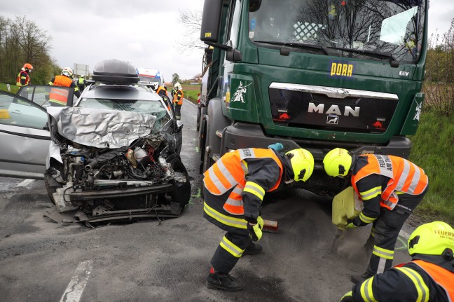Schwerer Crash zwischen LKW samt Anhänger und PKW auf Pyhrnpass Straße in Thalheim bei Wels
