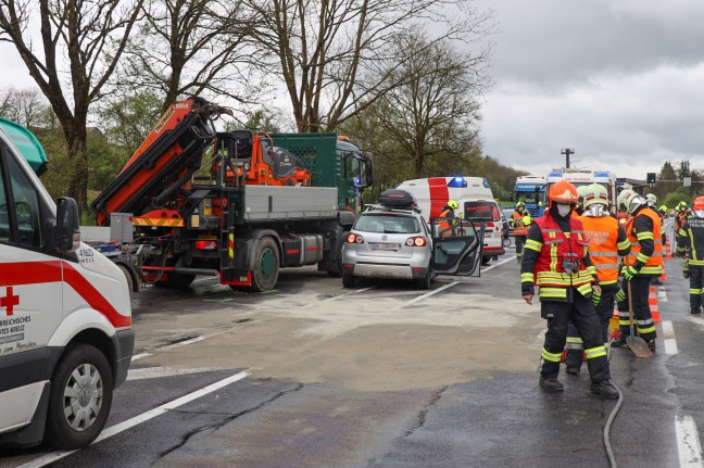 Schwerer Crash zwischen LKW samt Anhänger und PKW auf Pyhrnpass Straße in Thalheim bei Wels