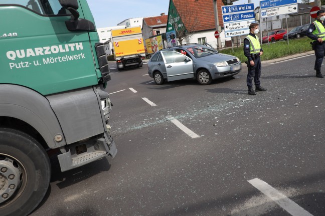 Heftiger Crash in einem Kreuzungsbereich in Wels-Pernau fordert zwei verletzte Personen