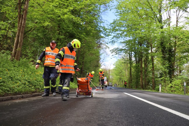 Zwei Feuerwehren und Kehrmaschine bei Ölspur im Einsatz