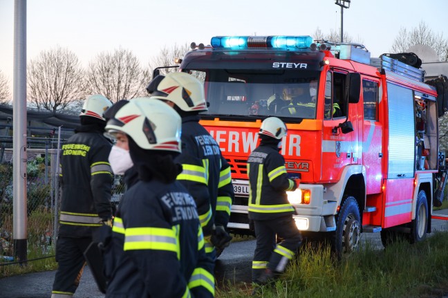 Auto steckte in Leuchtreklametafel - Schwerer Verkehrsunfall auf Kremstalstraße in Leonding