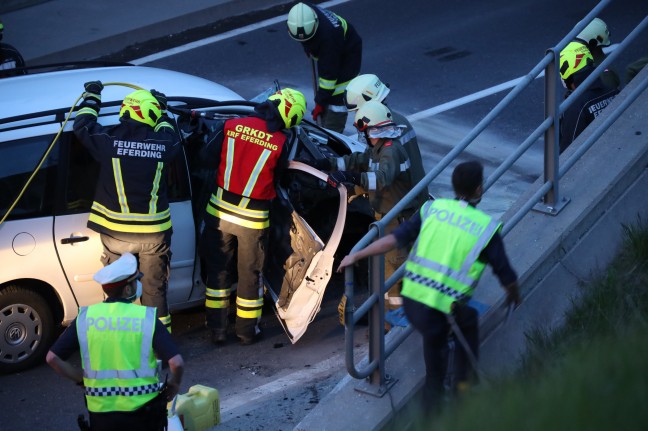 Auto gegen Überführung: Drei Verletzte bei Unfall auf Eferdinger Straße in Fraham