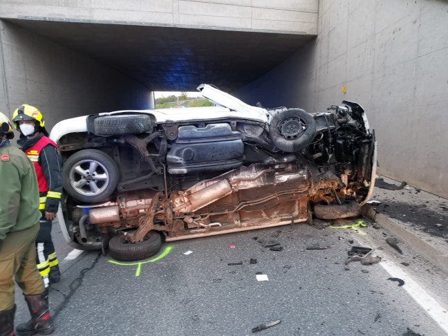 Auto gegen Überführung: Drei Verletzte bei Unfall auf Eferdinger Straße in Fraham