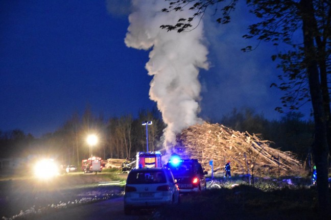 Vier Feuerwehren bei Brand eines größeren Holzstapels in Feldkirchen an der Donau im Einsatz