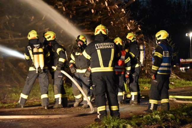 Vier Feuerwehren bei Brand eines größeren Holzstapels in Feldkirchen an der Donau im Einsatz