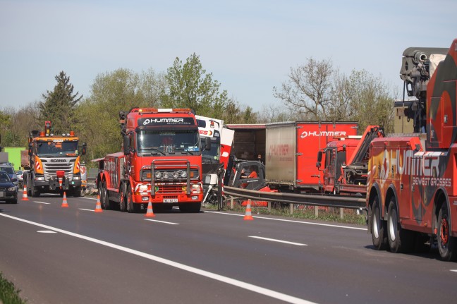 Gefahrstoff-LKW auf Welser Autobahn bei Pucking verunfallt