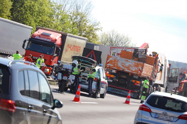 Gefahrstoff-LKW auf Welser Autobahn bei Pucking verunfallt