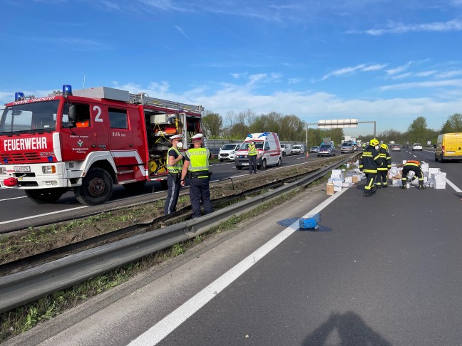 Gefahrstoff-LKW auf Welser Autobahn bei Pucking verunfallt