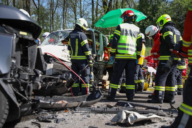 Vier teils Schwerverletzte bei folgenschwerem Crash in Leonding