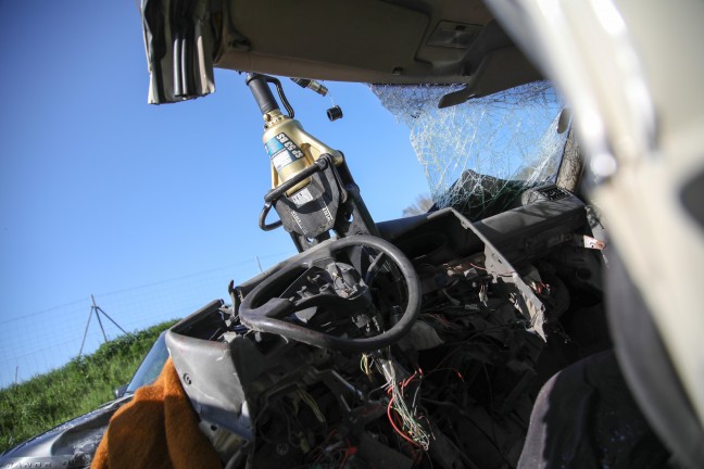 Vier teils Schwerverletzte bei folgenschwerem Crash in Leonding