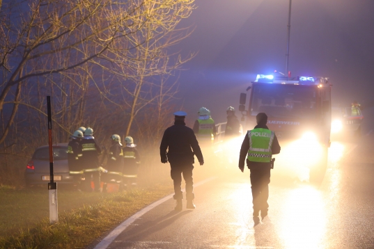 Fahrzeug in Hinzenbach gegen Brückengeländer gekracht