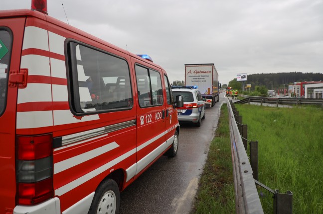 Auffahrunfall zwischen Kleintransporter und LKW auf Westautobahn bei Vorchdorf